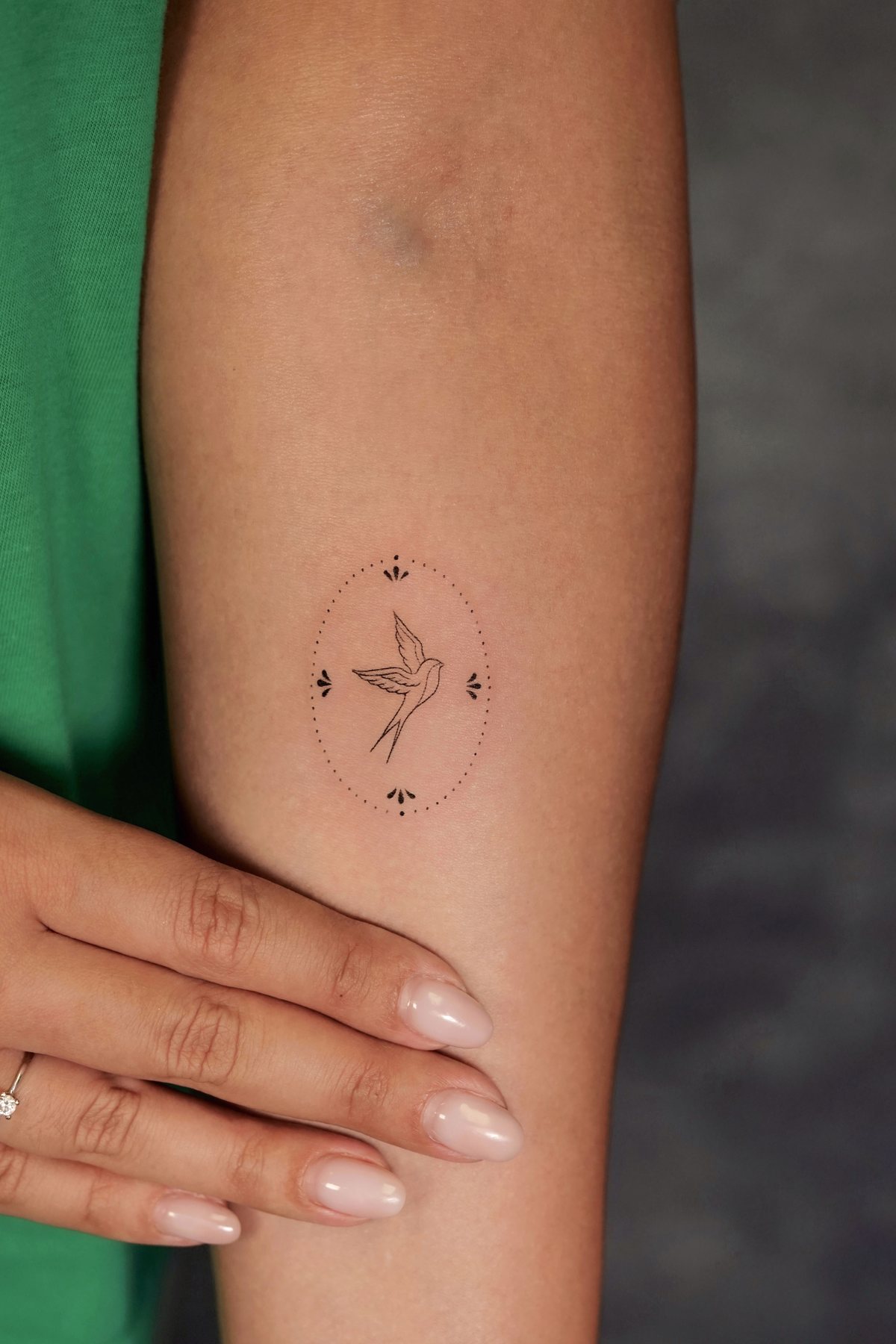 Tatuaje fineline botánico de Shira Tattoo