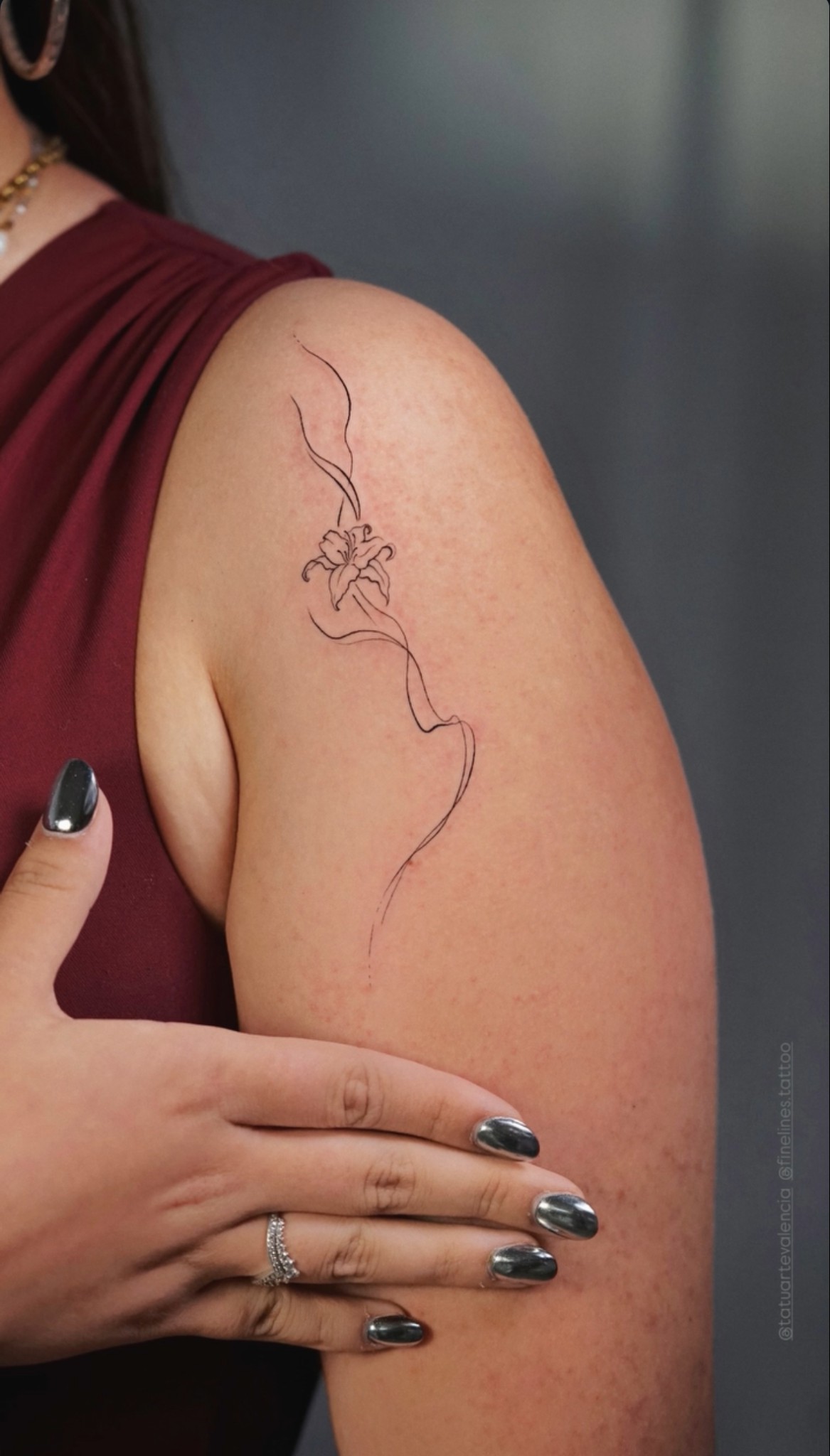 Tatuaje fineline floral de línea continua en el hombro realizado por Shira Tattoo