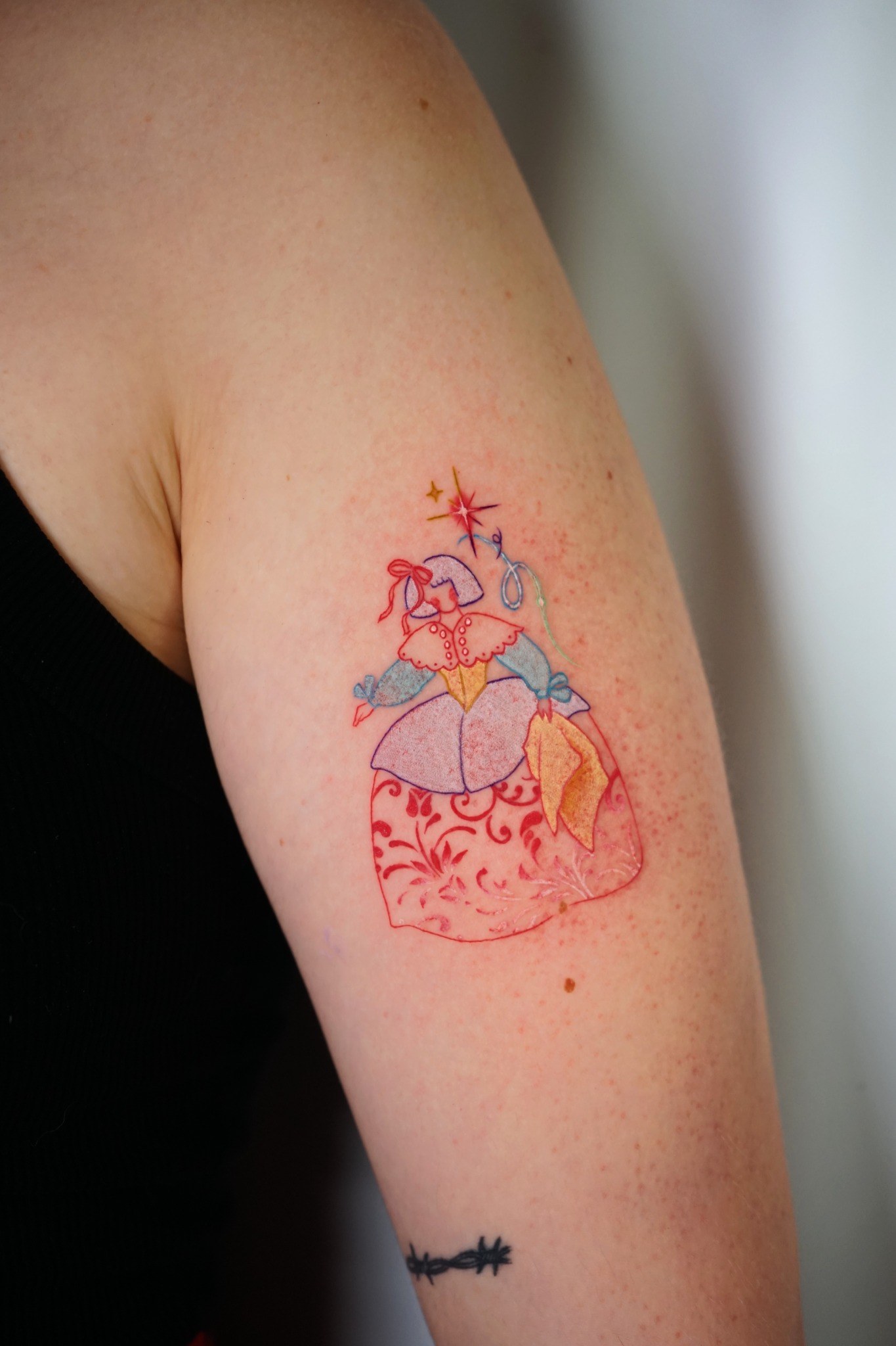Tatuaje fineline a color inspirado en una menina realizado por Shira Tattoo