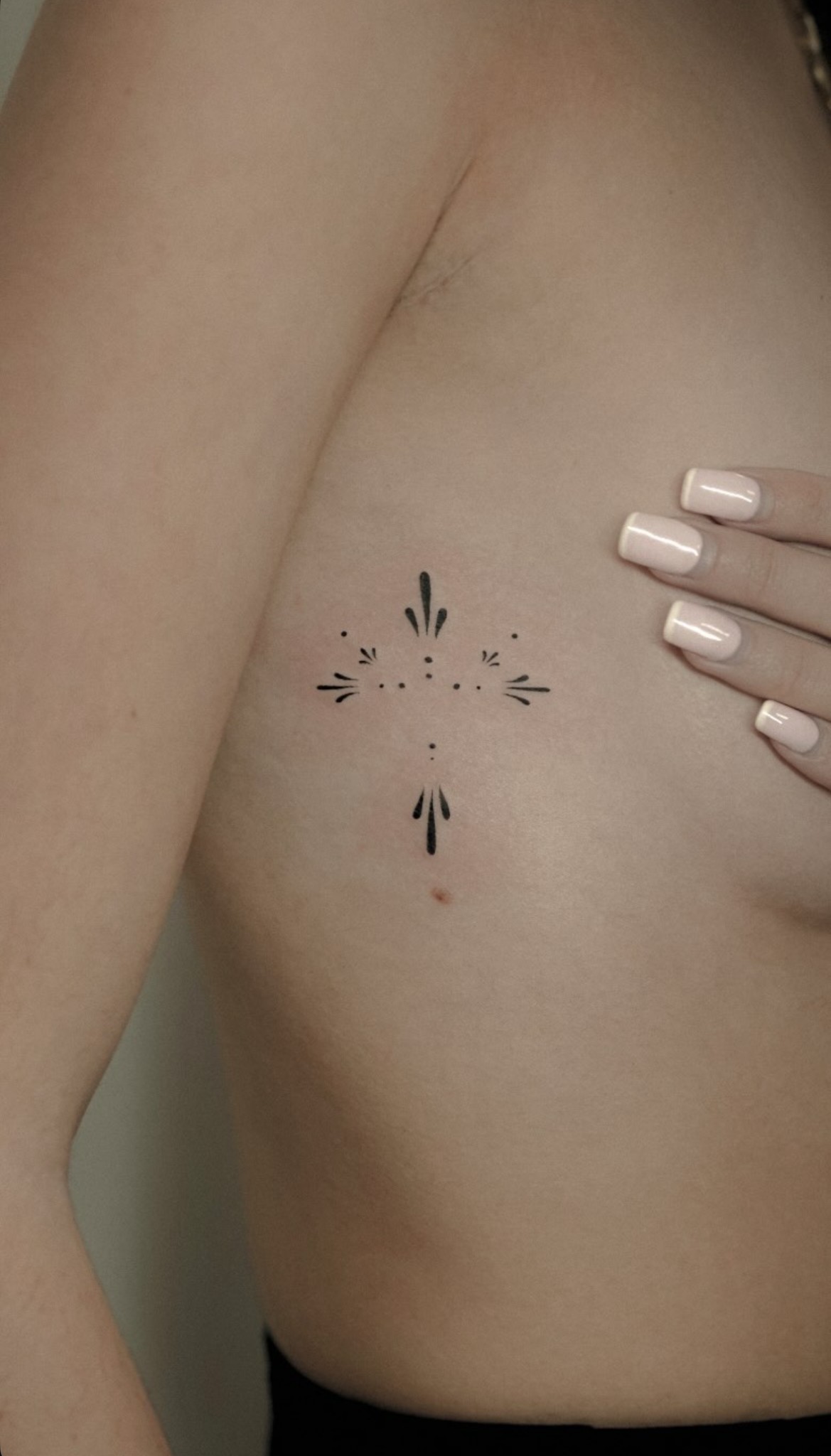 Tatuaje fineline ornamental minimalista en el costado realizado por Shira Tattoo
