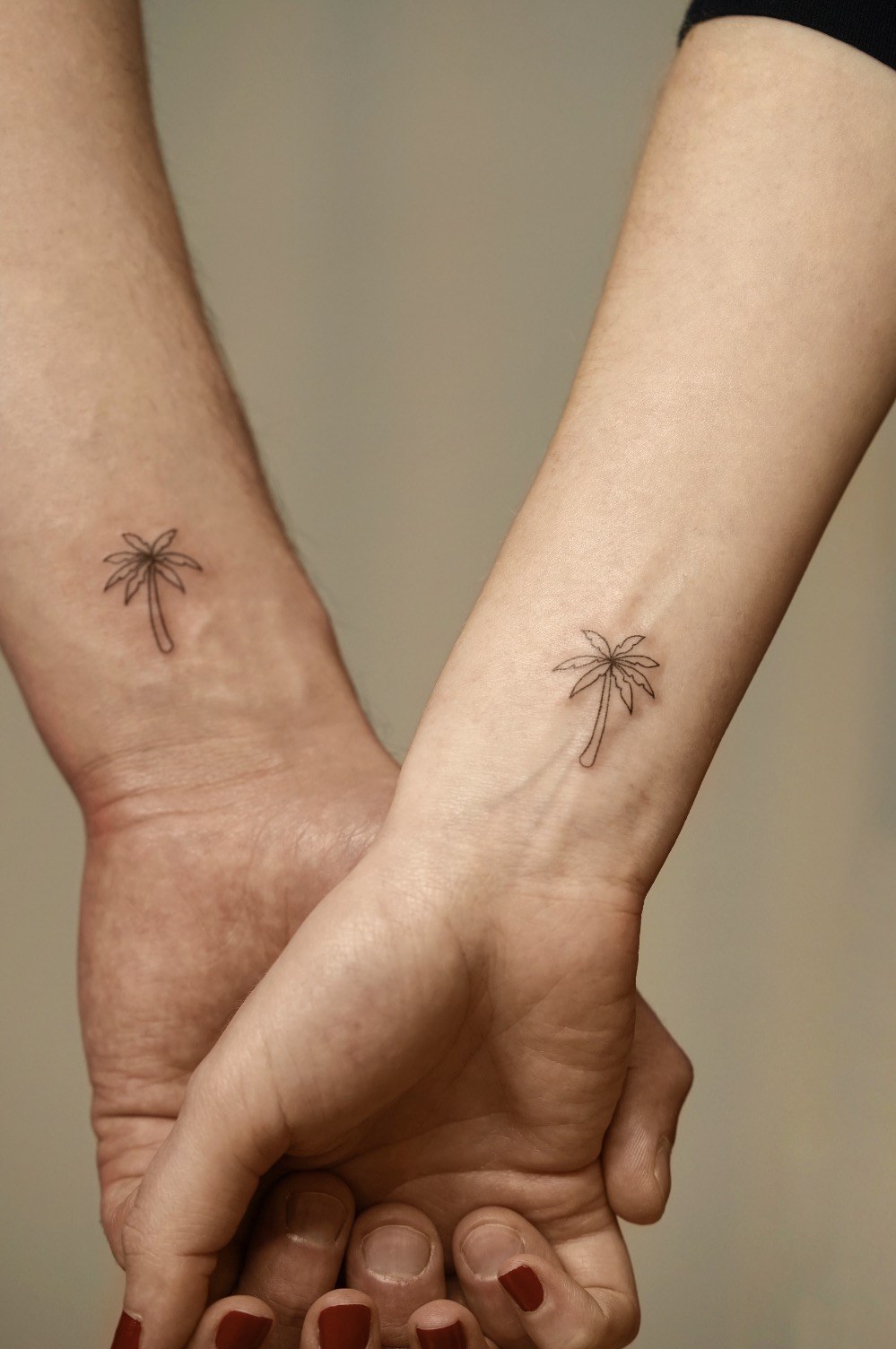 Tatuajes fineline de palmeras a juego realizados por Shira Tattoo