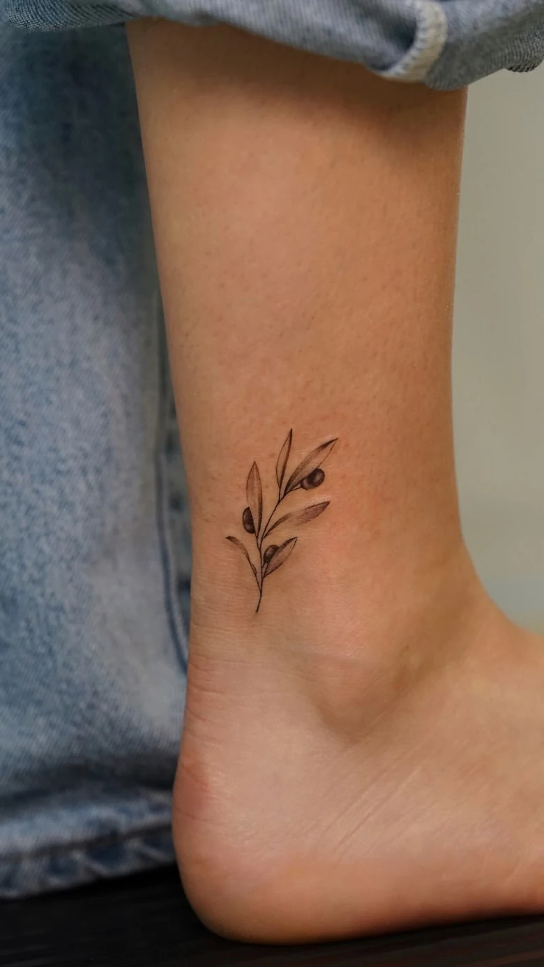 Tatuaje de microrealismo de Shira · obra 06