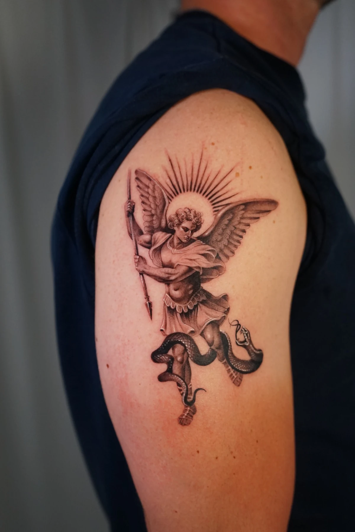 Tatuaje de arcángel en microrealismo de Shira