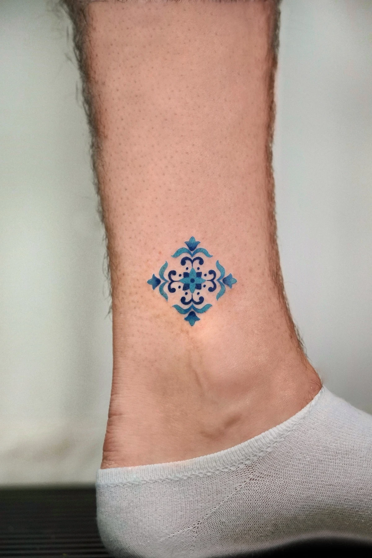 Mariposa y rosas en microrealismo